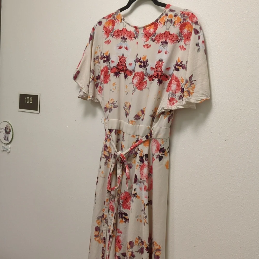 Aakaa Floral Wrap Dress – Boho-Inspired Elegance - Voluminous - Flowy - Delicate - Picture 11 of 12